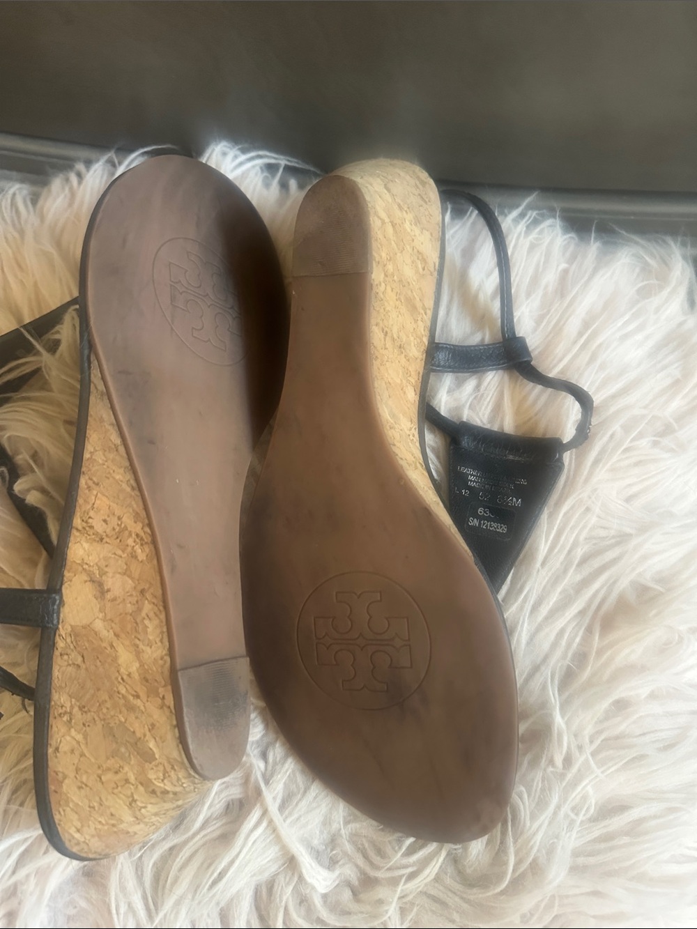 Tory Burch Black Leather T-Strap Sandals with Gold Logo - Picture 4 of 5